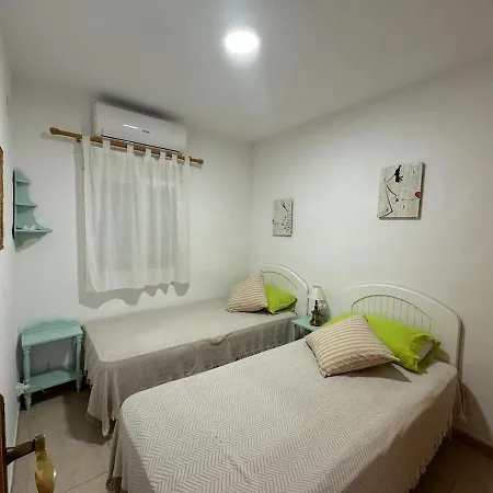 A 350 M De La Playa Les Molins 2 Y Salon-comedor Con Ac 2 Banos 1 Completo Y 1 De Servicio 2º Piso Sin Ascensor Appartement *