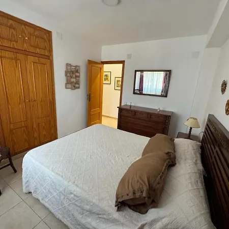 A 350 M De La Playa Les Molins 2 Y Salon-comedor Con Ac 2 Banos 1 Completo Y 1 De Servicio 2º Piso Sin Ascensor Appartement