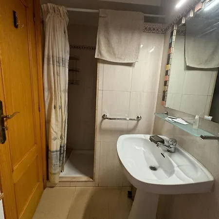 A 350 M De La Playa Les Molins 2 Y Salon-comedor Con Ac 2 Banos 1 Completo Y 1 De Servicio 2º Piso Sin Ascensor *
