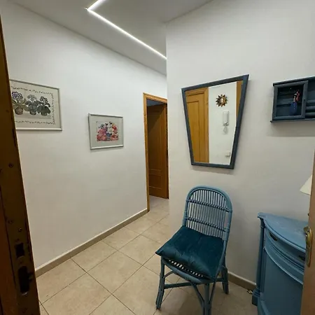 A 350 M De La Playa Les Molins 2 Y Salon-comedor Con Ac 2 Banos 1 Completo Y 1 De Servicio 2º Piso Sin Ascensor *